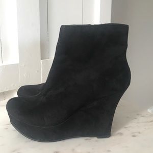 Wedge style platform suede boots